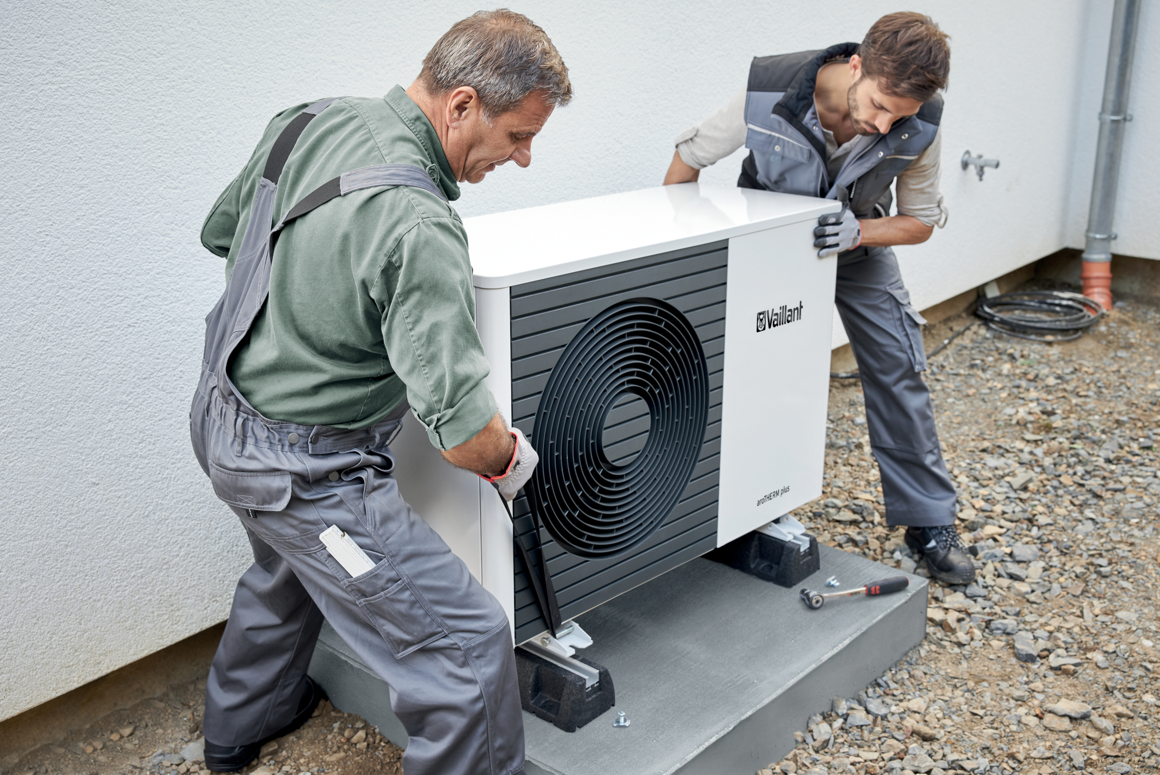 pressebild-installation-waermepumpe-2079415